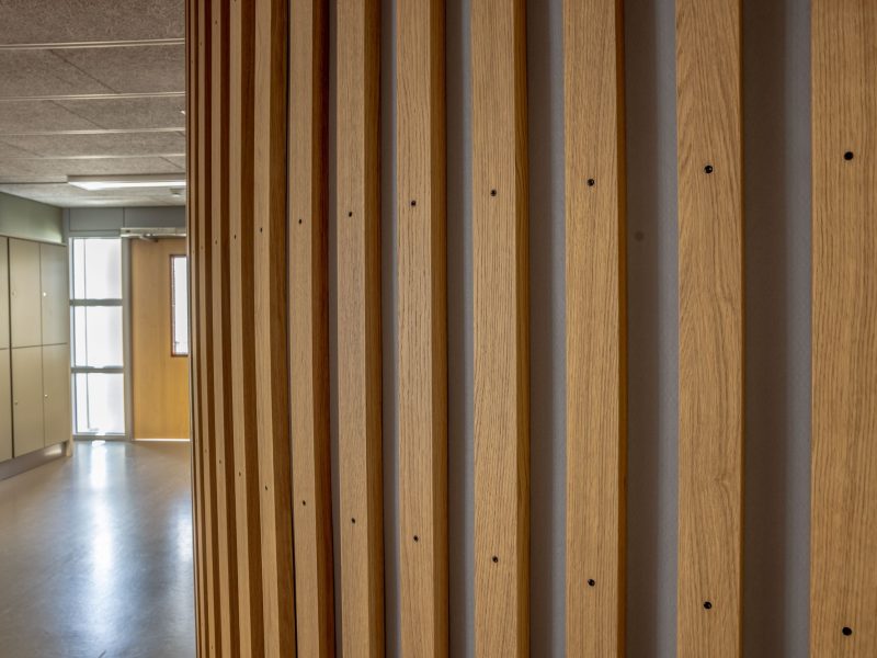 Interieurbouw Heusden – Inrichting leerpleinen – Fonty's Eindhoven – Lamellenwand
