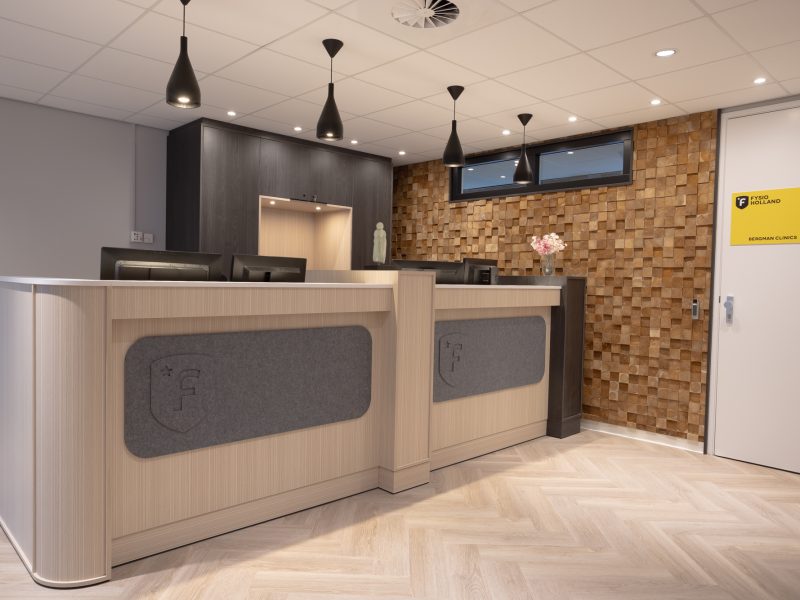 Interieurbouw Heusden – Fysio Holland – Behandelruimte - Wachtruimte - Entree - Ontvangstruimte - Signing -  Petfelt Interieurbouw Heusden – Fysio Holland – Entree