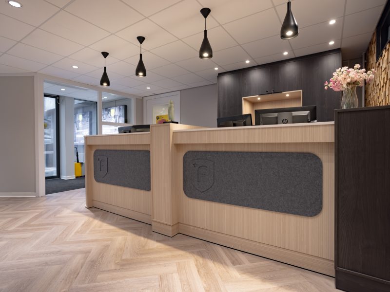 Interieurbouw Heusden – Fysio Holland – Behandelruimte - Wachtruimte - Entree - Ontvangstruimte - Signing -  Petfelt Interieurbouw Heusden – Fysio Holland – Entree