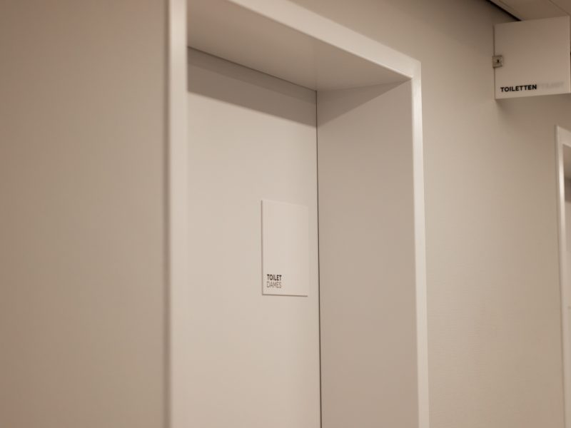 Interieurbouw Heusden – Fysio Holland – Behandelruimte - Wachtruimte - Entree - Ontvangstruimte - Signing -  Petfelt Interieurbouw Heusden – Fysio Holland – Signing toilet