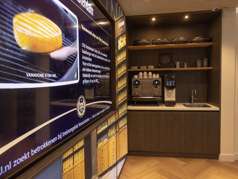 Interieurbouw Heusden – Westland kaas – Kantoor - Entree - Ontvangstruimte - Signing -  Moswand - presentatiekast - wachtbank - bank - pantry - Signing - maatwerkkast - kast - lamp - design lamp Interieurbouw Heusden – Westland kaas – Pantry