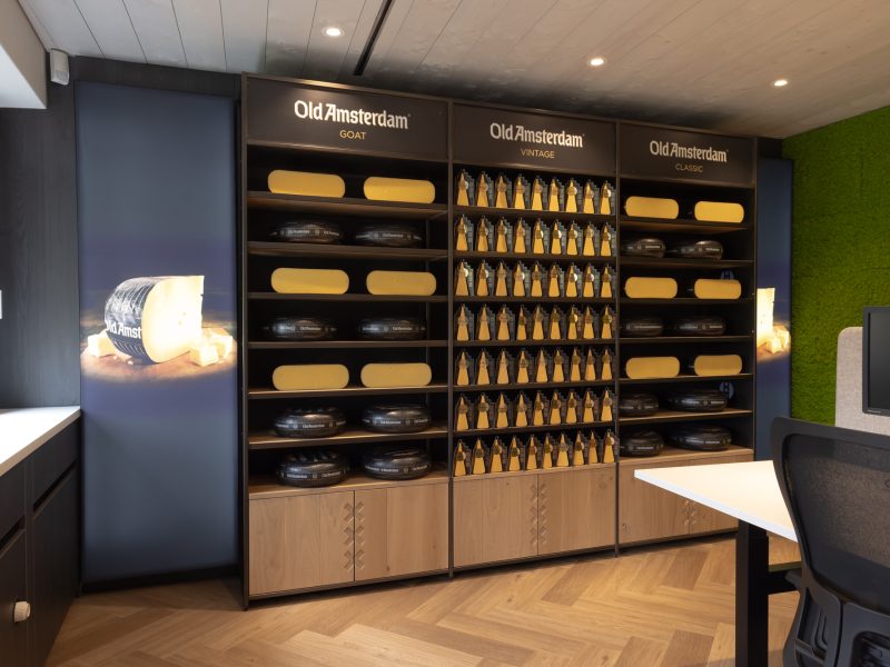 Interieurbouw Heusden – Westland kaas – Kantoor - Entree - Ontvangstruimte - Signing -  Moswand - presentatiekast - wachtbank - bank - pantry - Signing - maatwerkkast - kast - lamp - design lamp Interieurbouw Heusden – Westland kaas – Presentatiekast