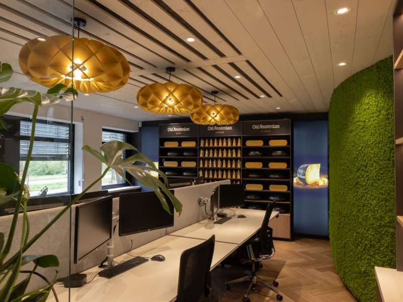 Interieurbouw Heusden – Westland kaas – Kantoor - Entree - Ontvangstruimte - Signing -  Moswand - presentatiekast - wachtbank - bank - pantry - Signing - maatwerkkast - kast - lamp - design lamp Interieurbouw Heusden – Westland kaas - Kantoorinrichting