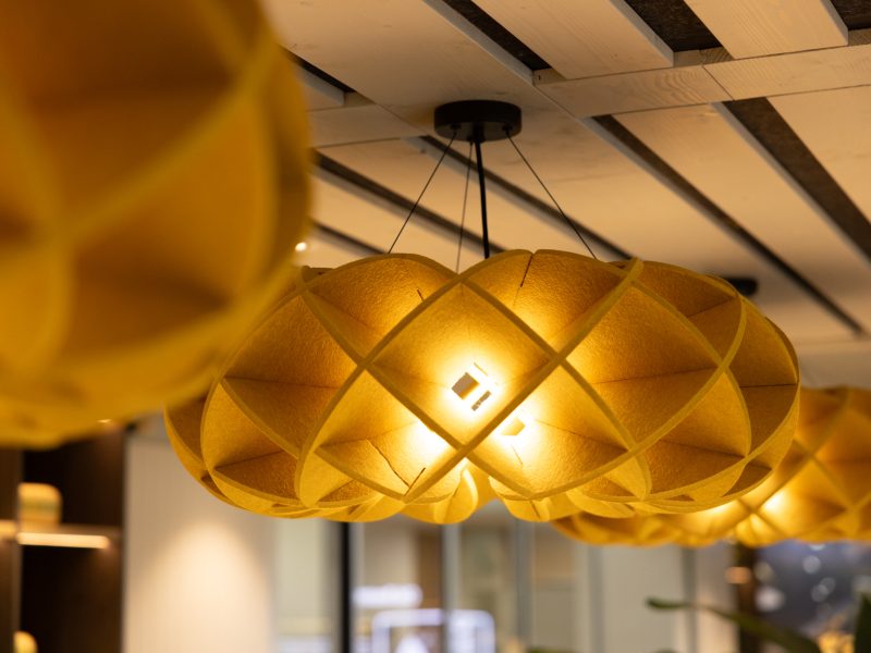 Interieurbouw Heusden – Westland kaas – Kantoor - Entree - Ontvangstruimte - Signing -  Moswand - presentatiekast - wachtbank - bank - pantry - Signing - maatwerkkast - kast - lamp - design lamp Interieurbouw Heusden – Westland kaas – Design lamp
